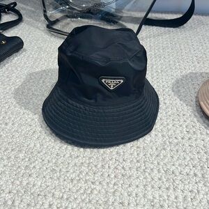 Black or beige bucket hat